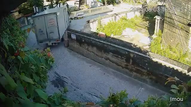 Chủ nhà đăng video tìm lái xe tải đâm sập tường rồi bỏ chạy