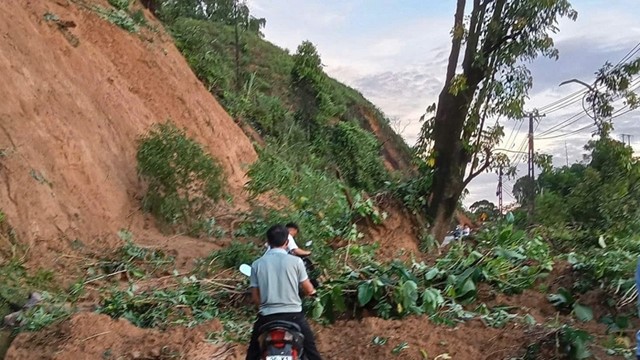 Thanh Hóa: quốc lộ 15C sạt lở, giao thông tê liệt nhiều giờ