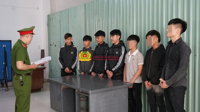 Bắt tạm giam 4 trong số 8 đối tượng ép xe, chém nhầm đối thủ