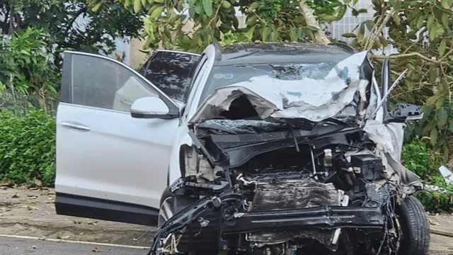 Xe máy đấu đầu ô tô 2 người tử vong