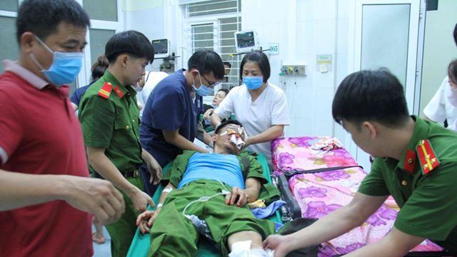 Thông chốt giao thông, một đối tượng đâm trực diện trưởng công an xã