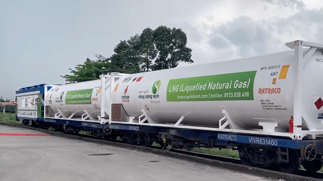 Chuyến tàu đầu tiên chở 16 bồn khí tự nhiên hoá lỏng LNG từ Nam ra Bắc
