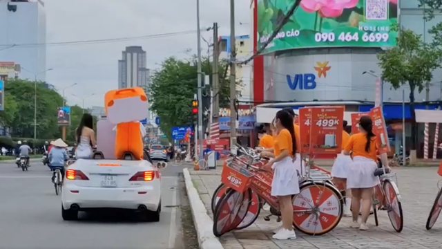 Sẽ xử lý tài xế chở 2 người ngồi vắt vẻo trên cửa xe mui trần ở Cần Thơ