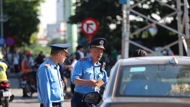 Hợp tác xã vận tải Hồng Hà chống đối quyết định thu hồi phù hiệu của Sở GTVT Hà Nội