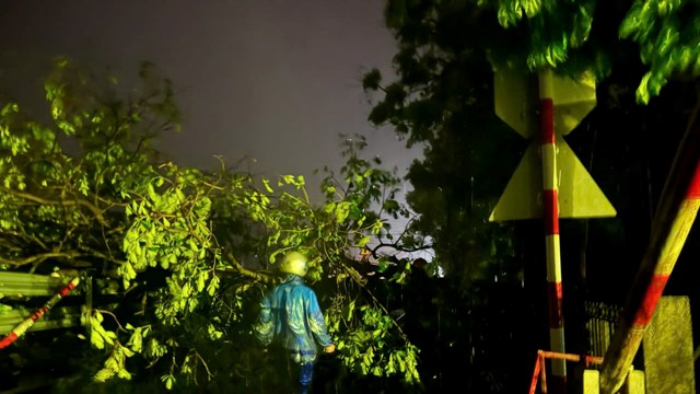 Ngành đường sắt xuyên đêm khắc phục hậu quả mưa bão