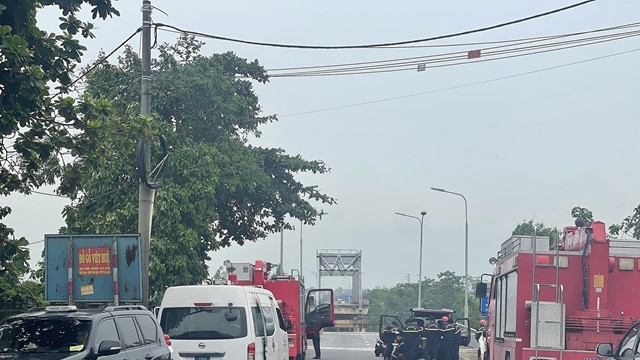 Tìm người, phương tiện và các thông tin liên quan vụ sập cầu Phong Châu