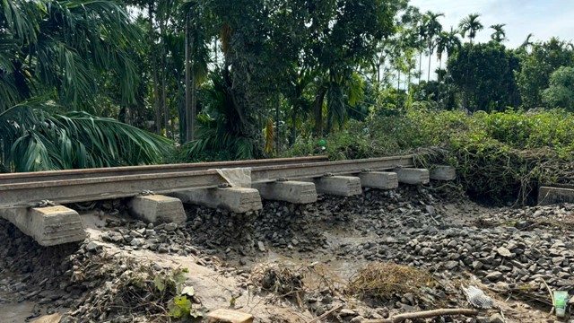 Hạ tầng đường sắt hư hỏng nặng sau bão