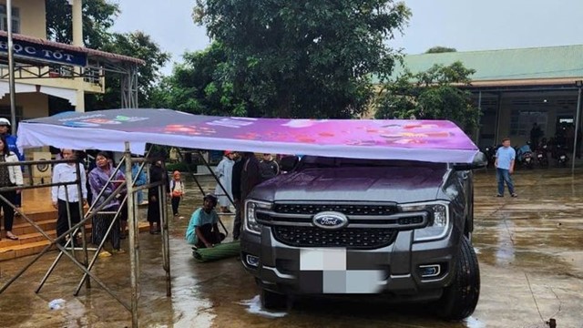 Lùi ô tô trong sân trường, một học sinh lớp 2 bị cán tử vong