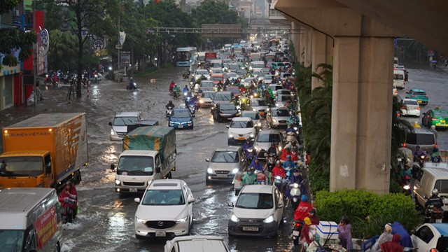 Sáng đầu tuần, giao thông Hà Nội tê liệt do ngập úng