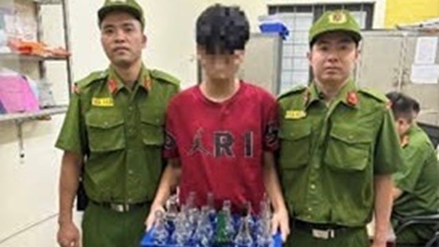 Hà Nội: Cảnh sát 113 bắt đối tượng đem chai thủy tinh ném  vào người đi đường