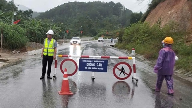 Hà Tĩnh: sạt lở đường lên Cửa khẩu Cầu Treo, giao thông chia cắt