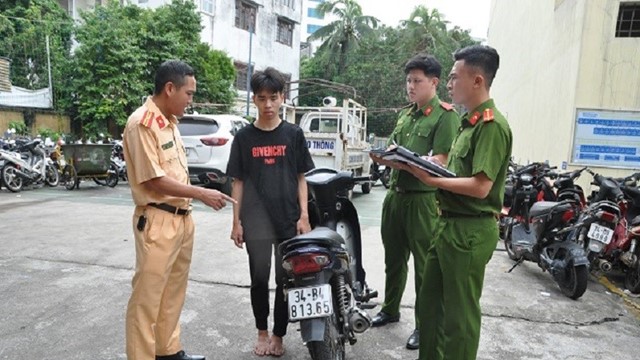 Đi xe máy “thông chốt” tông CSGT trọng thương, nam sinh lớp 12 bị khởi tố