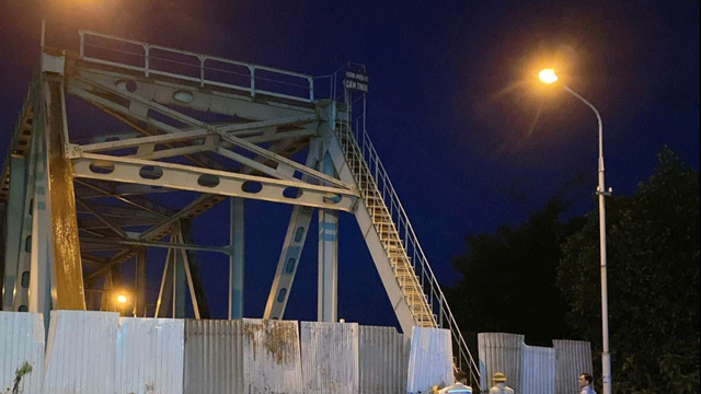 Cấm lưu thông qua cầu Yên Bái do phát hiện xói mòn nguy hiểm