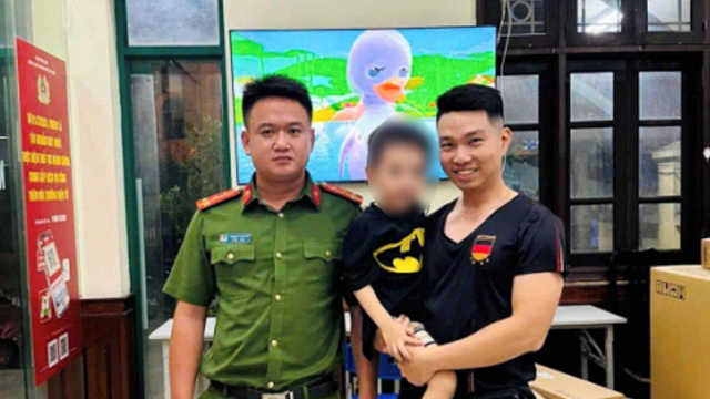 Hà Nội: Công an giúp cháu bé 4 tuổi đi lạc lúc nửa đêm về với gia đình