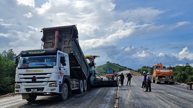 Hà Tĩnh: hối hả thi công cao tốc Bắc- Nam sau mưa lũ