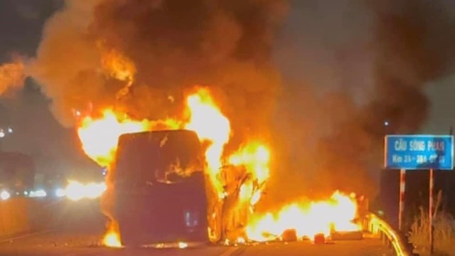 Xe khách giường nằm bốc cháy dữ dội trên cao tốc Phan Thiết - Dầu Giây