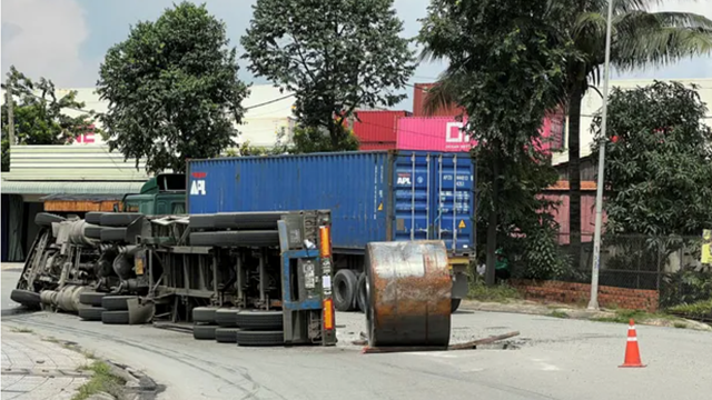 Bình Dương: xe đầu kéo chở tôn lật nhào khi ôm cua quay đầu dưới cầu