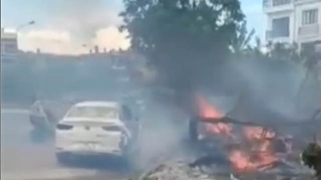 Hải Phòng: đốt rác ven đường làm cháy một ô tô