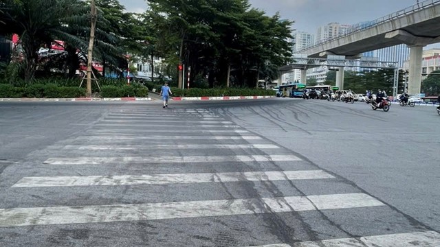 Kiểm tra, xử lý nghiêm xe chở rác làm rò rỉ nước ra đường