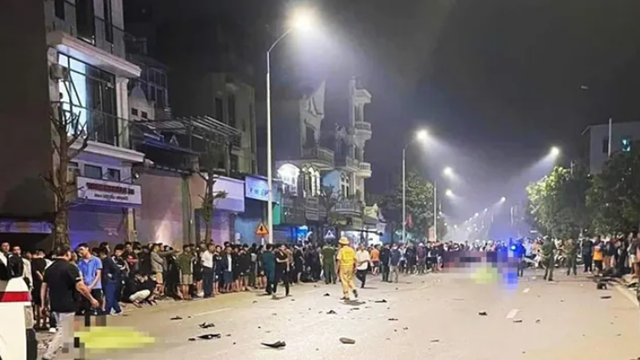 Hà Nội: 3 xe máy đâm nhau, 1 xe bốc cháy, 4 người thương vong