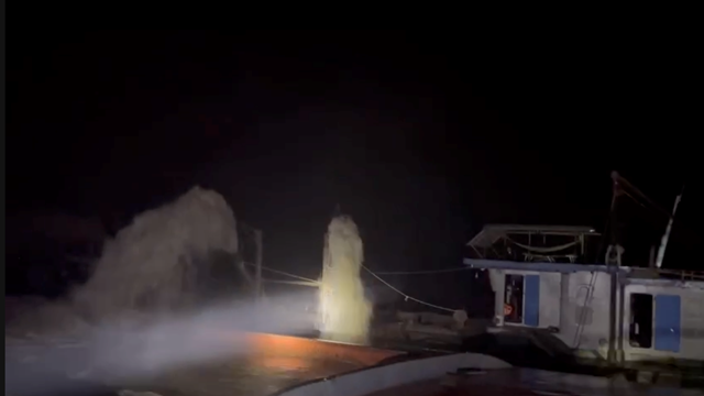 Bắt giữ 1 tàu hút cát trái phép trên sông Hồng