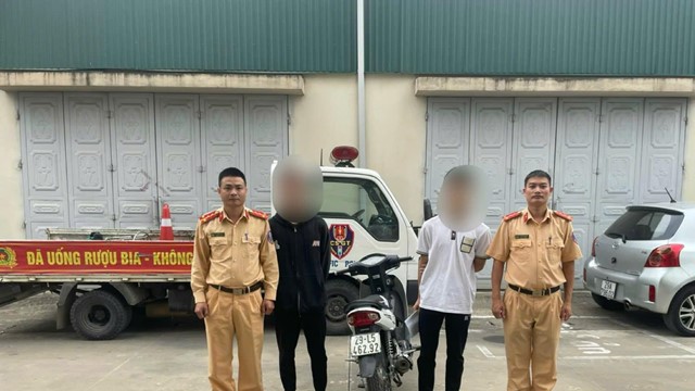 Hà Nội: phạt phụ huynh và 2 nam thanh niên “bốc đầu” xe máy trên đường