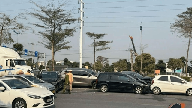 Hà Nội: lái xe container buồn ngủ đâm liên hoàn 6 ô tô cùng chiều