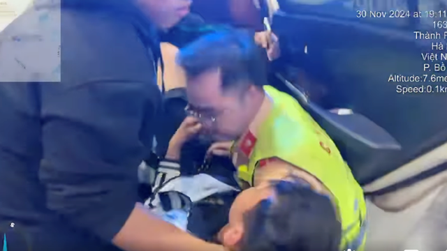 CSGT dùng xe đặc chủng kịp thời đưa cháu bé 15 tuổi đi cấp cứu vì đột quỵ