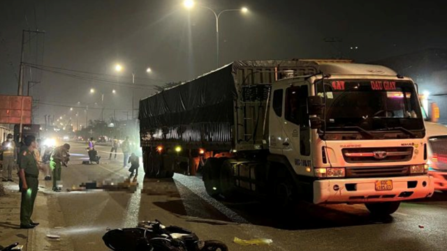 Tông đuôi xe container dừng đèn đỏ, người đi xe máy tử vong tại chỗ