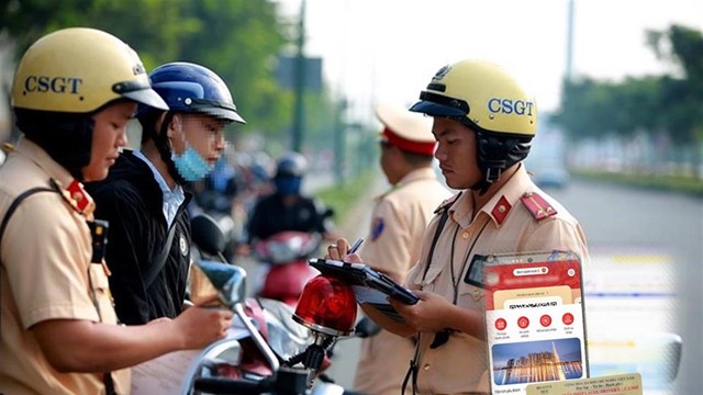 Từ 1/1/2025, CSGT có thể tạm giữ, tước giấy phép lái xe trên môi trường điện tử