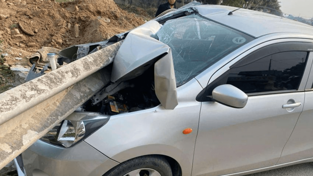 Nghệ An: Ô tô mất lái đâm xuyên hộ lan trên quốc lộ 1