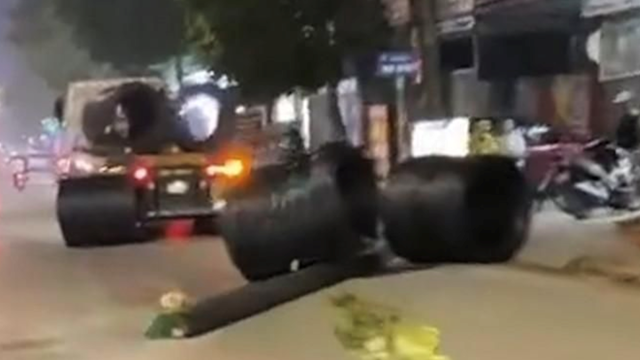 Hà Nội: Đứt dây chằng buộc, 4 cuộn thép nặng hàng tấn rơi từ ô tô xuống đường