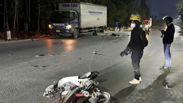 Phóng nhanh đâm trúng xe tải đang dừng đỗ, 2 người đi xe máy thương vong