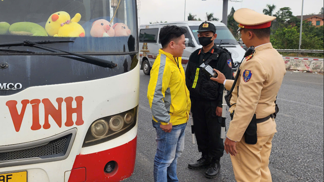 Hà Nội: 10 ngày, gần 1.000 tài xế bị trừ điểm GPLX theo Nghị định 168/2024/NĐ-CP