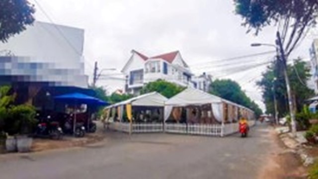 Dựng rạp cưới lấn chiếm lòng đường, vỉa hè: Phải xử lý nghiêm