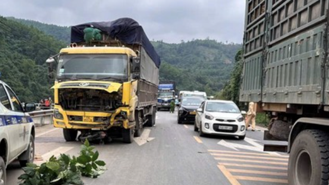 Va chạm xe tải, hai thanh niên đi xe máy tử vong