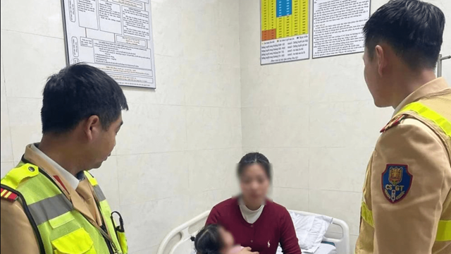 CSGT dùng xe đặc chủng mở đường đưa bé 2 tuổi co giật đi cấp cứu