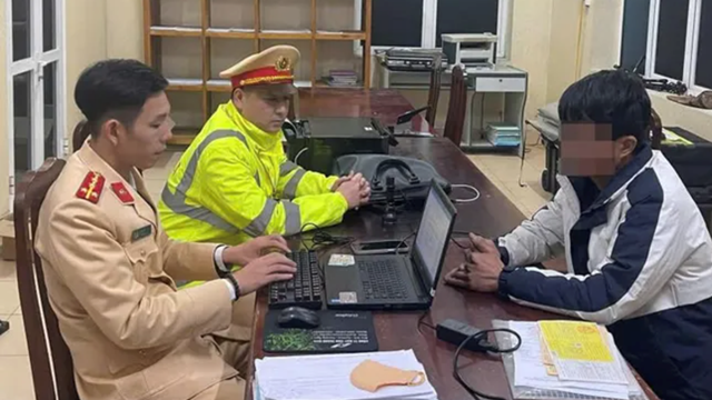 Phạt lái xe đầu kéo cản trở xe thi hành công vụ