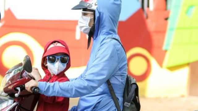 Chở trẻ em trên 6 tuổi ngồi trước xe máy có thể bị xử phạt đến 14 triệu đồng