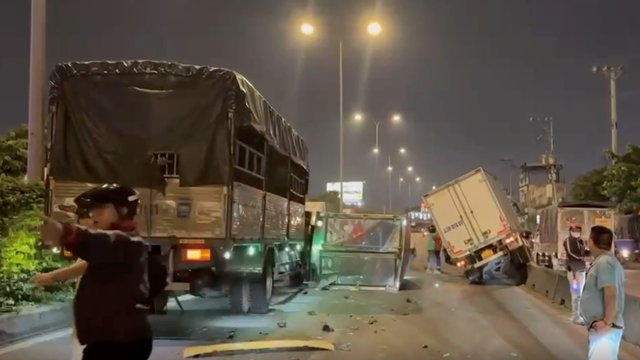 Xe tải mất lái tông liên hoàn vào 2 xe tải khác cùng chiều