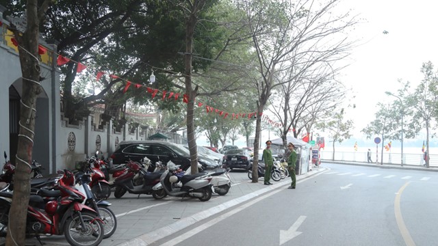 Chấn chỉnh hoạt động của bãi xe đầu phố Võng Thị