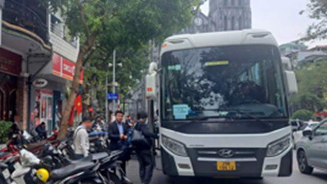 Cấm xe khách trên 16 chỗ vào phố cổ: Tái thiết hành lang du lịch cho phố cổ Hà Nội