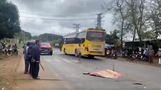 Rẽ thiếu quan sát, cụ ông 82 tuổi đi xe máy bị ô tô bán tải đâm tử vong