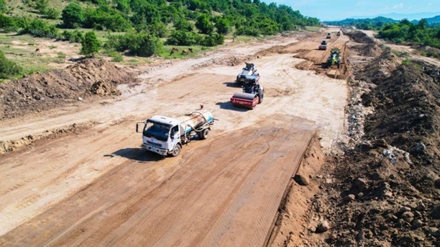 Quyết liệt cung ứng vật liệu san lấp cho dự án giao thông trọng điểm