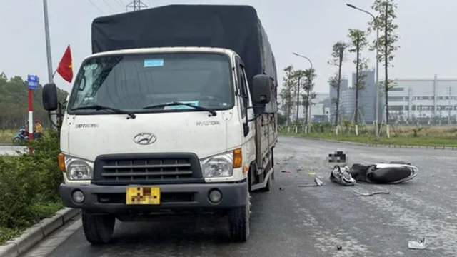 Tông vào xe tải giữa ngã tư, một người phụ nữ đi xe máy tử vong