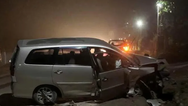 Thiếu quan sát một ô tô gặp nạn lúc rạng sáng, 2 người thương vong