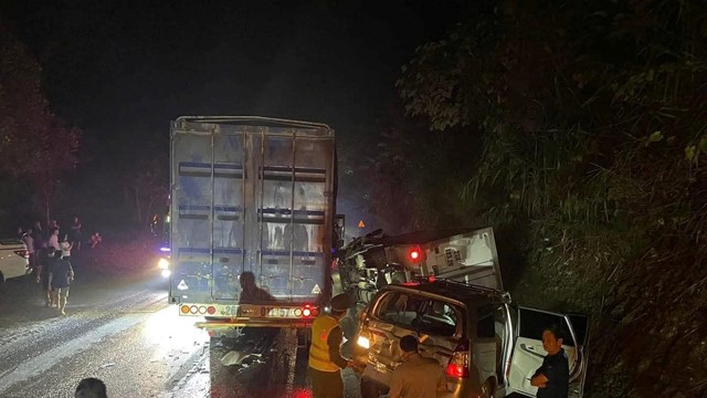 Tai nạn 3 ô tô liên hoàn trên quốc lộ 6, hai người bị thương