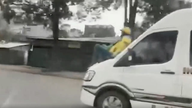 Xác minh clip ô tô limousine chạy băng băng trên đường chở theo 1 người trên nắp ca-pô