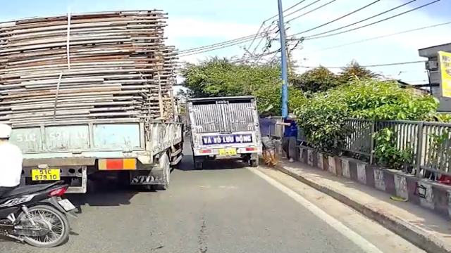 Xác minh 2 tài xế xe tải đánh nhau trên cầu ở TP Hồ Chí Minh