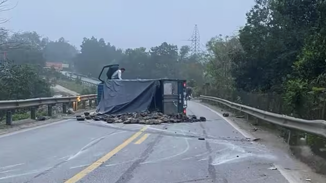 Xe máy va chạm xe tải, hai mẹ con tử vong